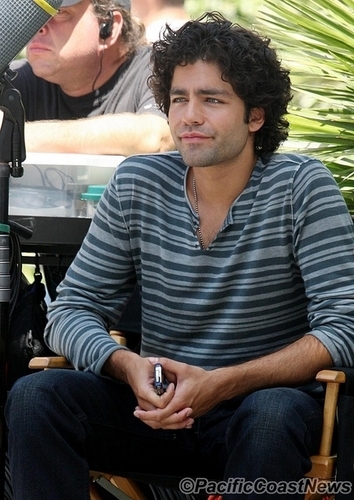  A CLEAN SHAVEN ADRIAN GRENIER ON THE SET OF ENTOURAGE IN HOLLYWOOD APRIL 29, 2008