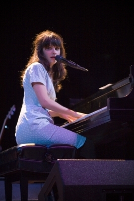  Zooey perfoming