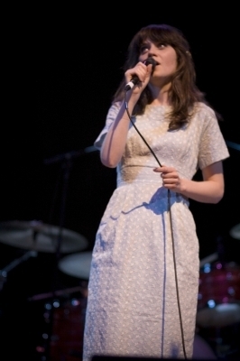  Zooey perfoming