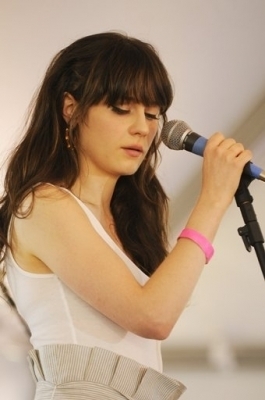  Zooey performing