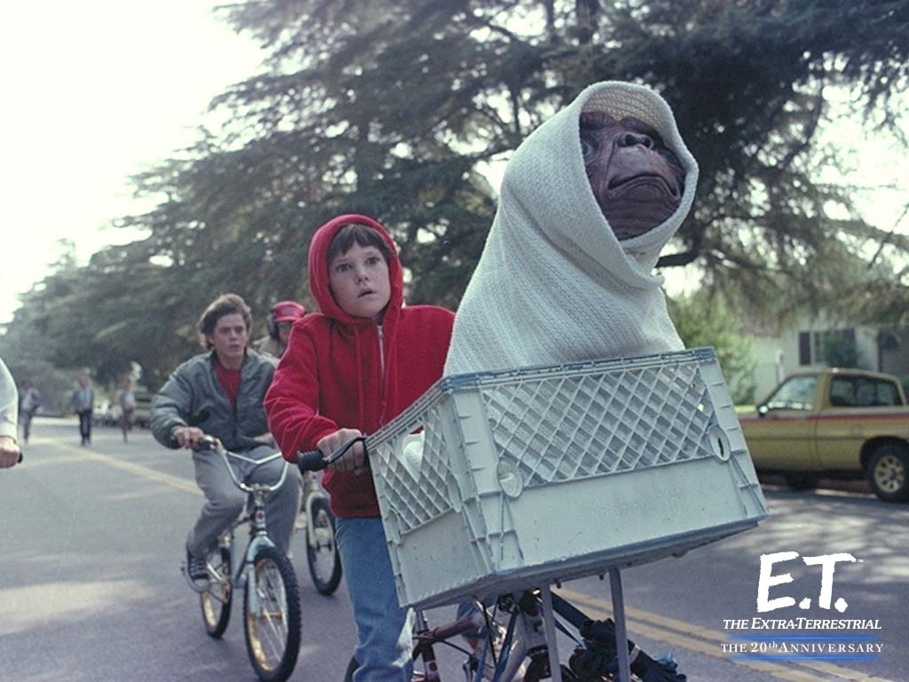 ET自転車のかごに乗って逃げる壁紙