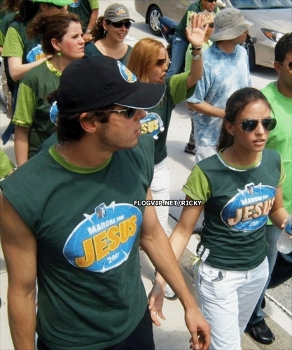 Marcha-to-Jesus-2007-look-the-difference-in-Carol-more-girl-now-she-like-a-woman-so-wonderful-kaka-and-caroline-1395462-417-500.jpg