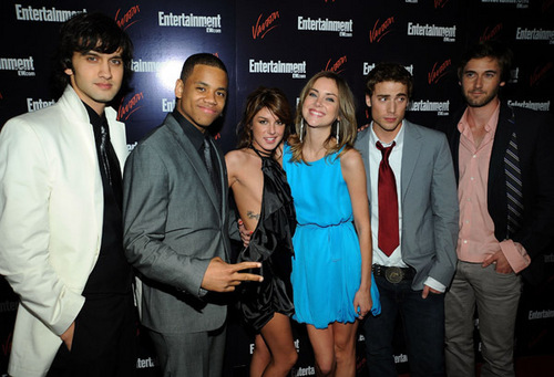  JESSICA STROUP AND OTHER CASTMATES AT THE CW sumber
