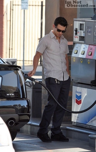  Milo stops for gas