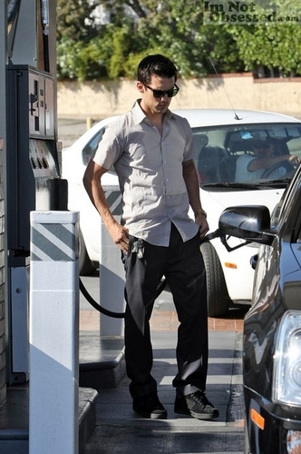  Milo stops for gas