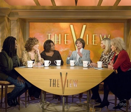  Round the 表 with the women of The View