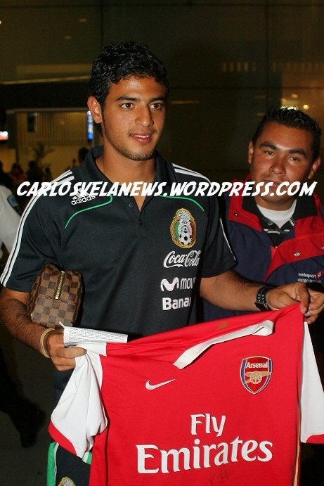 Exclusive-Pic-Carlos-Holds-Up-Arsenal-Shirt-carlos-vela-1609137-461-691.jpg