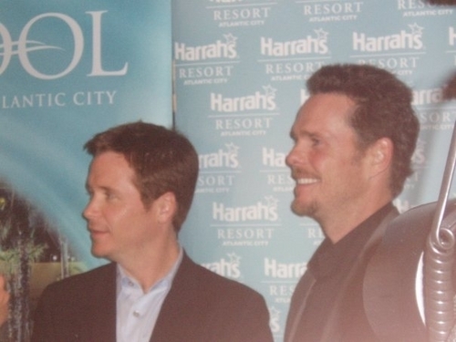  Kevin Connolly and Kevin Dilllon pose with प्रशंसकों at The Pool Turns One Harrah's AC June 14, 2008