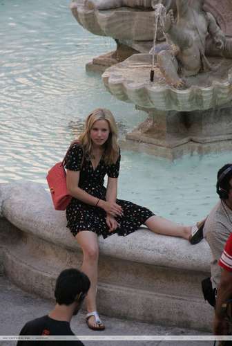  Kristen 벨 on set 'When in Rome'
