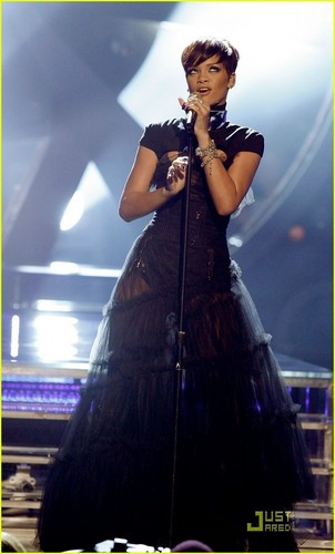 Rihanna performs “Take a Bow” at the 2008 BET Awards 