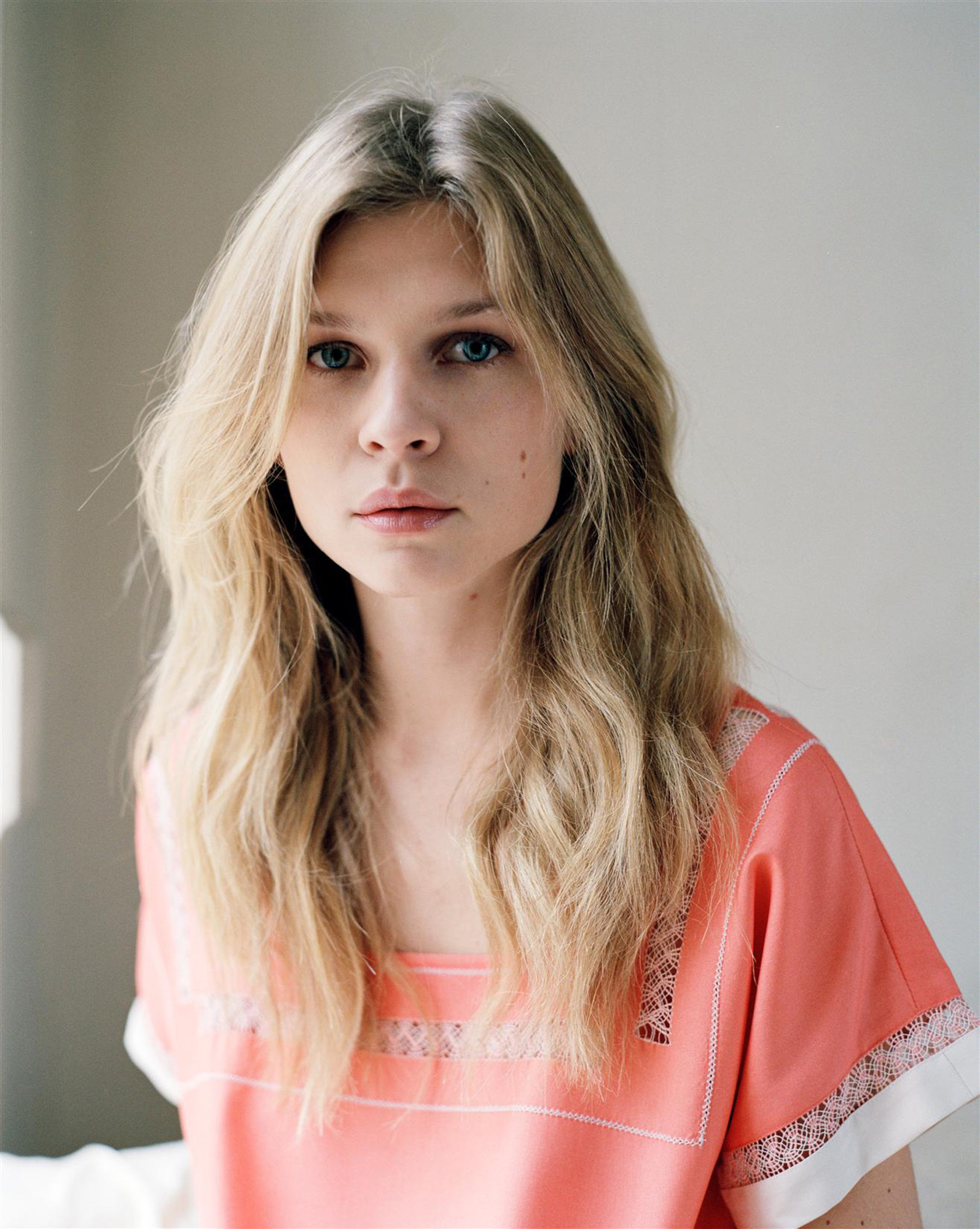 http://images1.fanpop.com/images/photos/1700000/Clemence-Poesy-clemence-poesy-1731415-1595-2000.jpg