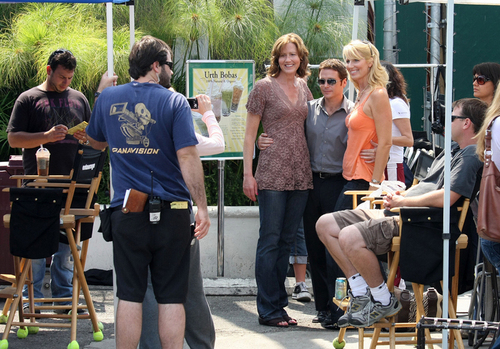 Kevin Connolly poses with fans outside Urth Caffe on July 10, 2008