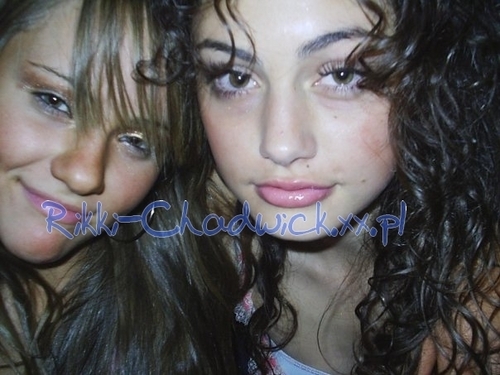  Phoebe Tonkin and her friend