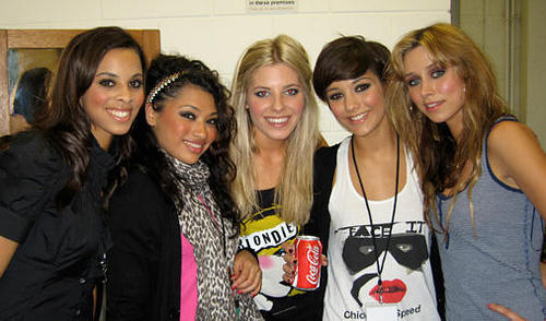  The Saturdays on the enrolados Up tour with Girls Aloud
