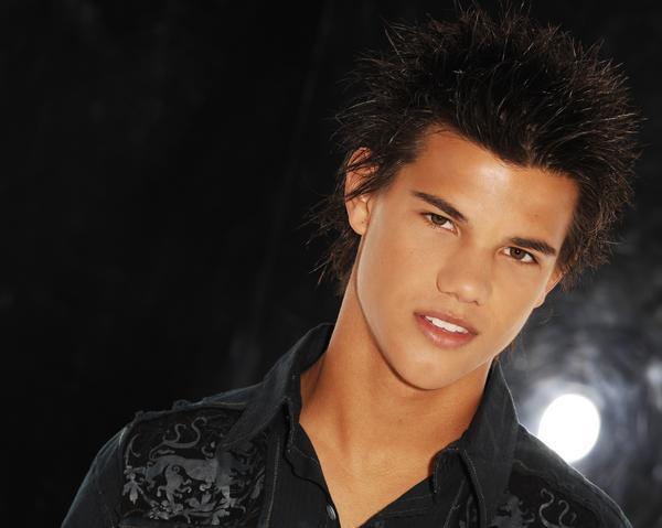 Taylor Lautner - Twilight Wolves Photo (1999491) - Fanpop