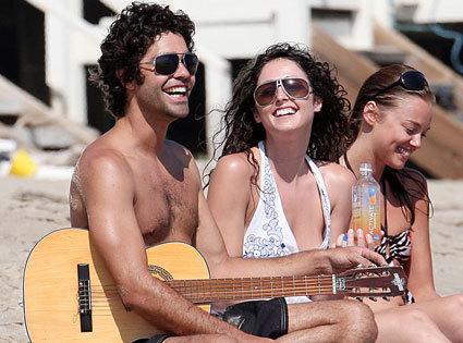 Adrian Grenier channels his inner Vincent Chase to get over his "heartbreak"