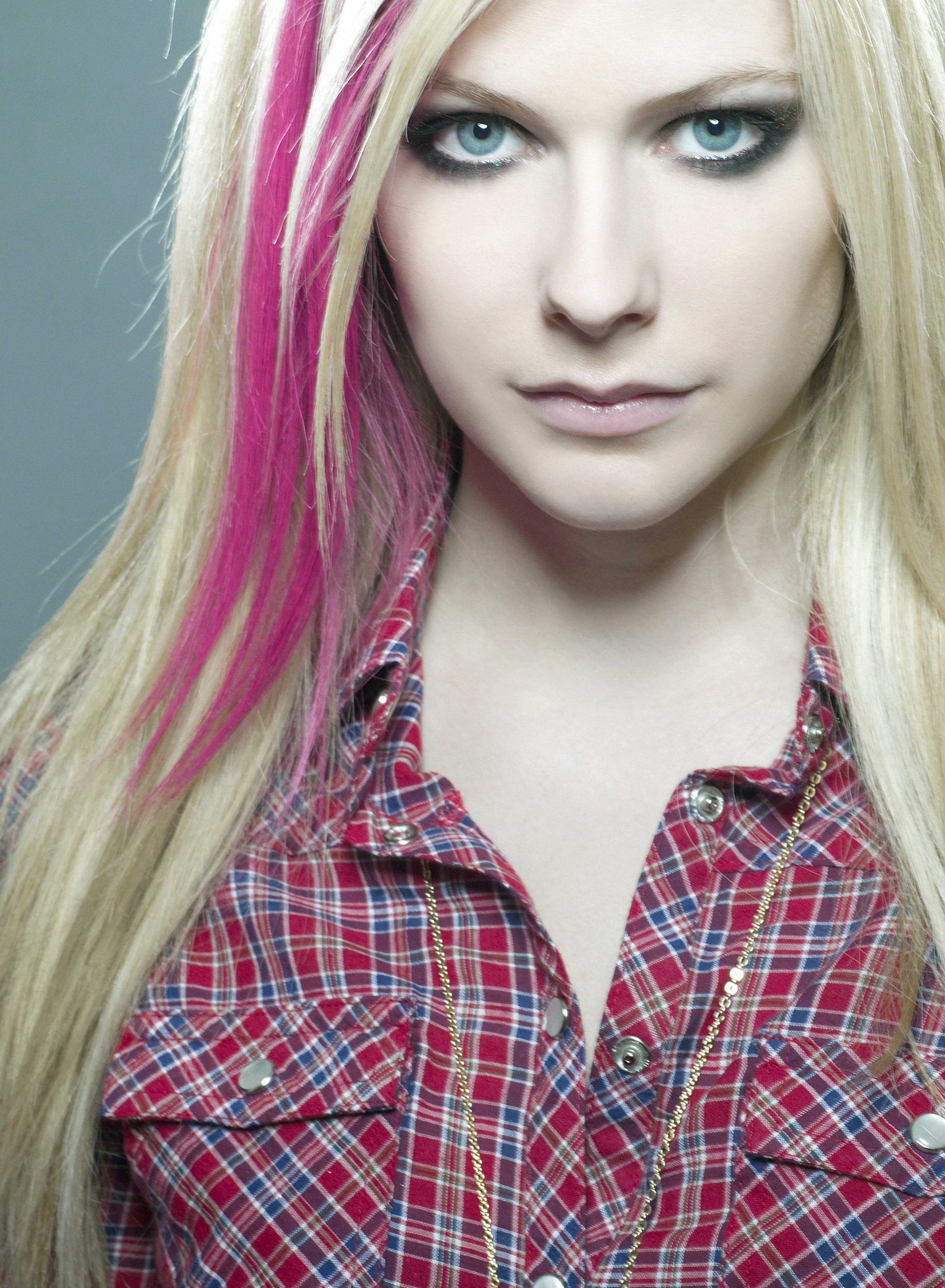 Avril Lavigne Lovely Pink streaks, plaid shirt, simple makeup