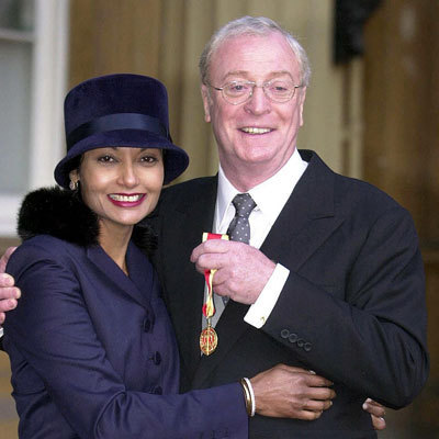  Michael Caine and 샤키라 after attaining his knighthood