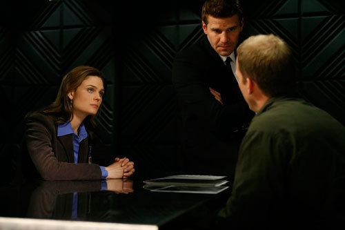  BONES（ボーンズ）-骨は語る- - S4.03: “The Man in the Outhouse”