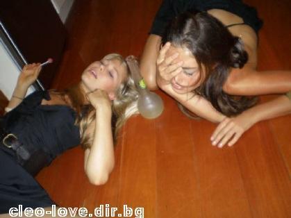  Phoebe Tonkin with her friend