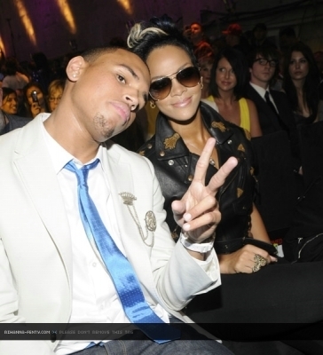  Rihanna & Chris @ MTV Awards