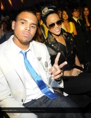  Rihanna & Chris @ MTV Awards