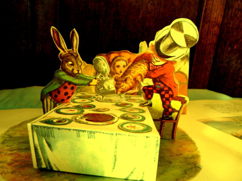  Alice's Adventures In Wonderland: Pop-Up Edition