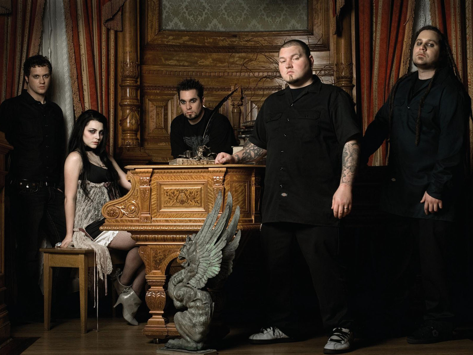 http://images1.fanpop.com/images/photos/2300000/Evanescence-evanescence-2392749-1600-1200.jpg