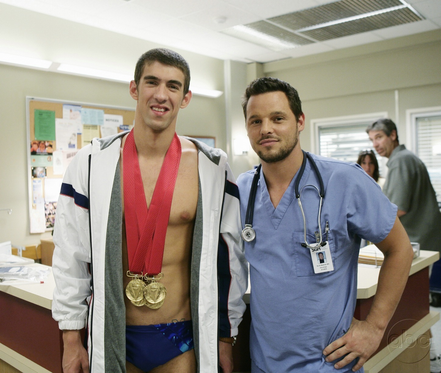 http://images1.fanpop.com/images/photos/2300000/Michael-Phelps-and-Justin-Chambers-greys-anatomy-2386918-1450-1227.jpg