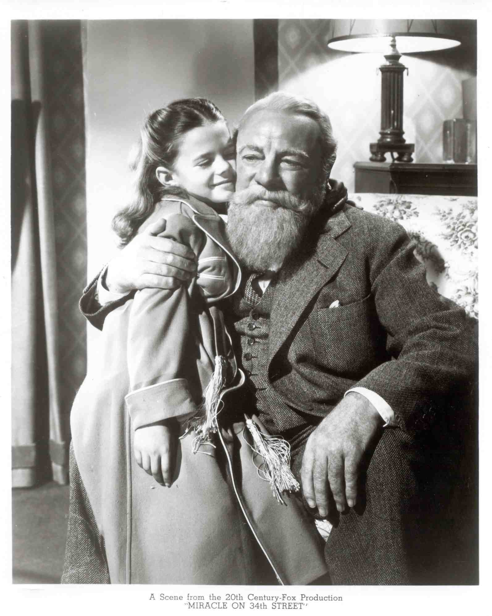 Miracle On 34th Street w'paper - christmas-movies Photo