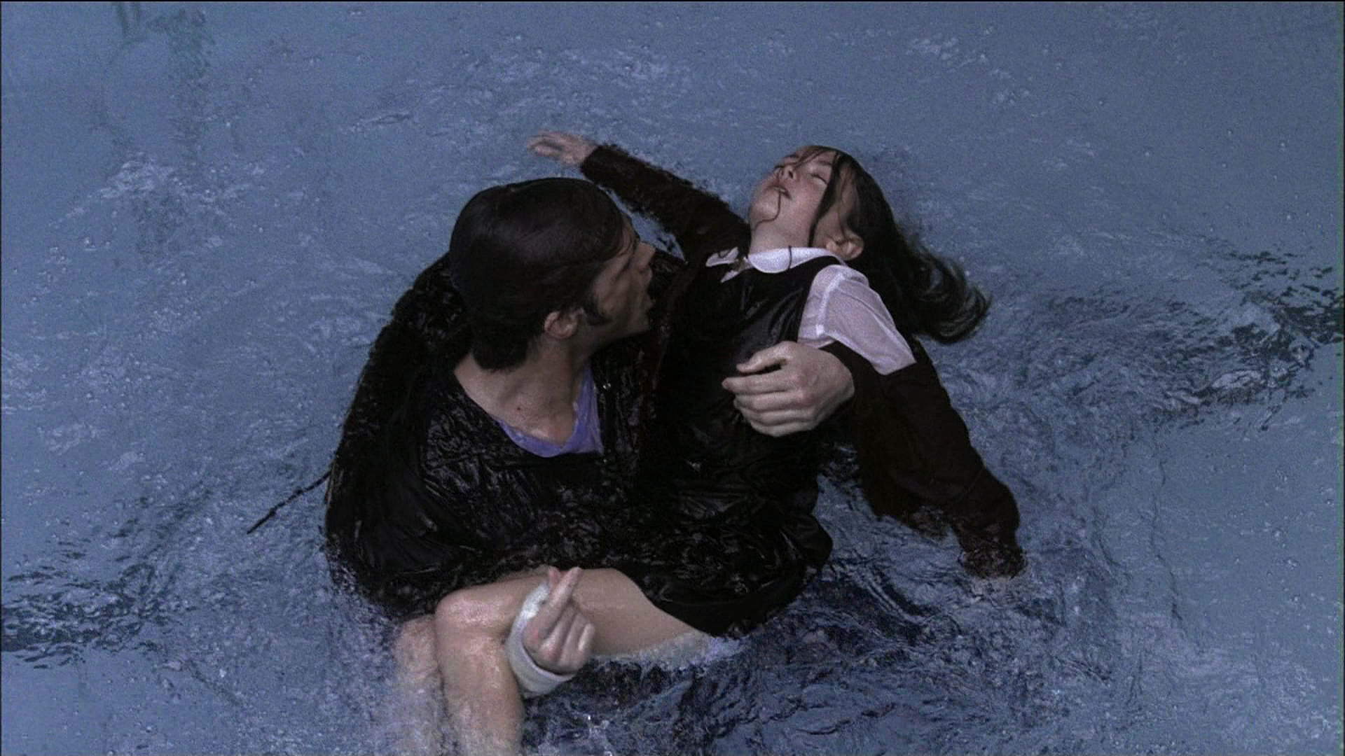 Парень спасает девушку из воды