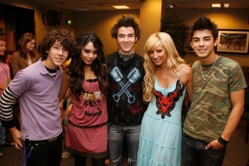  Jonas brothers with vanessa and ashely