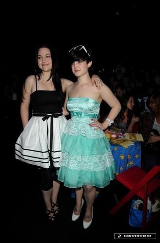  Amy Lee @ Betsey Johnson Spring 09 Fashion toon