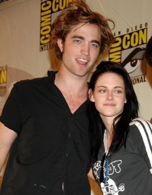  Robert Pattinson (Edward Cullen) & Kristen Stewart (Isabella Swan)
