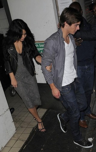 Zanessa out for a Meal In Londres