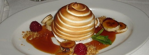  This famous Dessert features ice cream placed in a pie dish lined with slices of sponge cake oder Weihnachten pudding and topped with meringue.