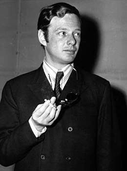  True または False: Brian Epstein was the Beatles' first manager.