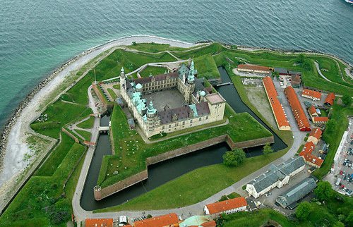  What is the name of this famous Danish 성 seen from a helicopter?