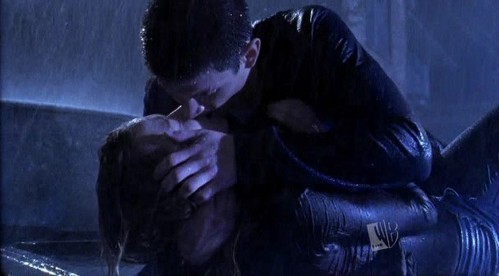  What song was playing during their rain 吻乐队（Kiss） in 3x13