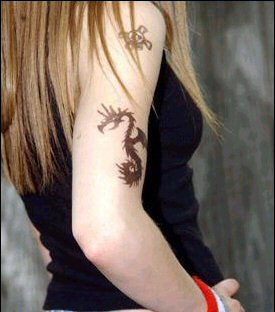 What kind of tattoo Avril Lavigne has on the inside of her left wrist ?