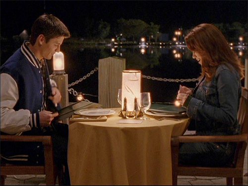  What nourriture does Haley order for Nathan on their first date?