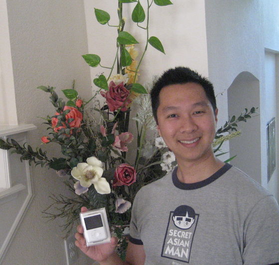  johnminh loves his new iPod almost as much as he loves the fanpoppers. I give you all my gooey sticky manlove! :p