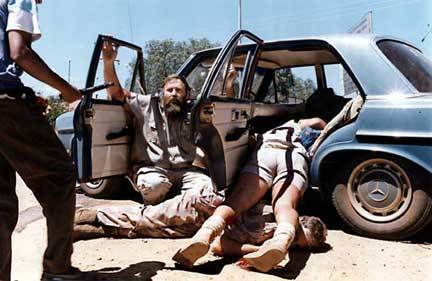 (the AWB) begs for his life shortly before being executed kwa a Bophuthatswana policeman after an abortive attempt to heshima up the tyrannical regime of the homeland of Bophuthatswana, March, 1994.