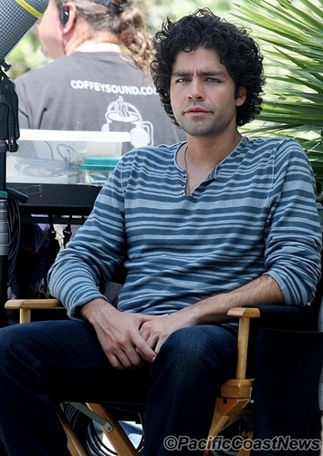  A CLEAN SHAVEN ADRIAN GRENIER ON THE SET OF ENTOURAGE IN HOLLYWOOD APRIL 29, 2008