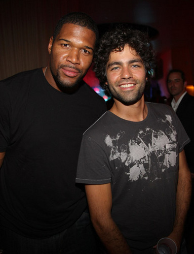  Adrian Grenier attends the Kentucky Derby with Michael Strahan