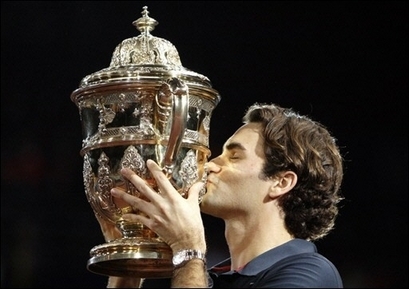  Federer w/ Trophy