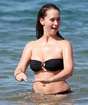  Jennifer on the beach, pwani