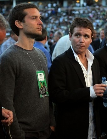  Kevin Connolly and Tobey Maguire take in the Oscar De La Hoya Match May 3, 3008