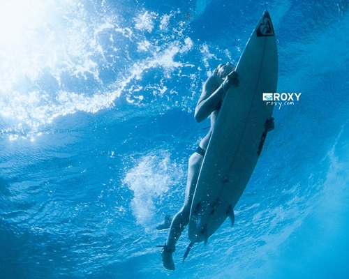  Roxy surfing
