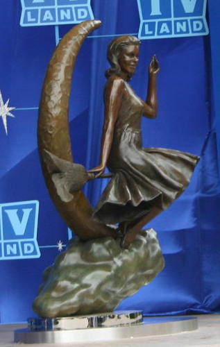 Samantha Statue
